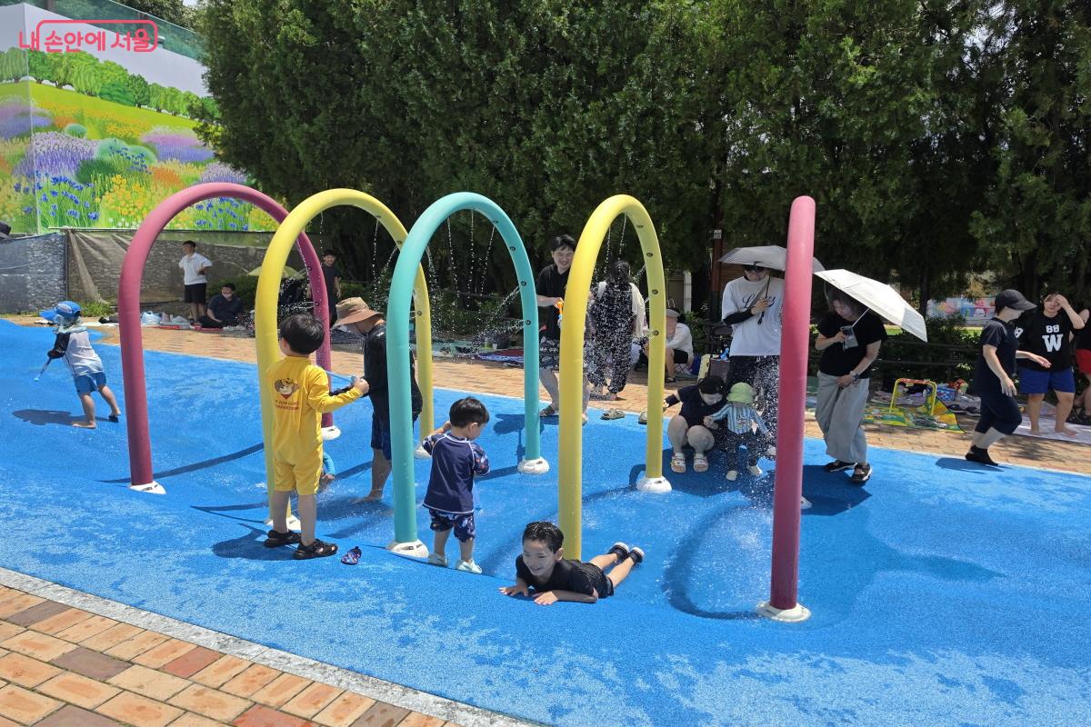 아이들에게 인기 있는 워터터널 &copy;심재혁