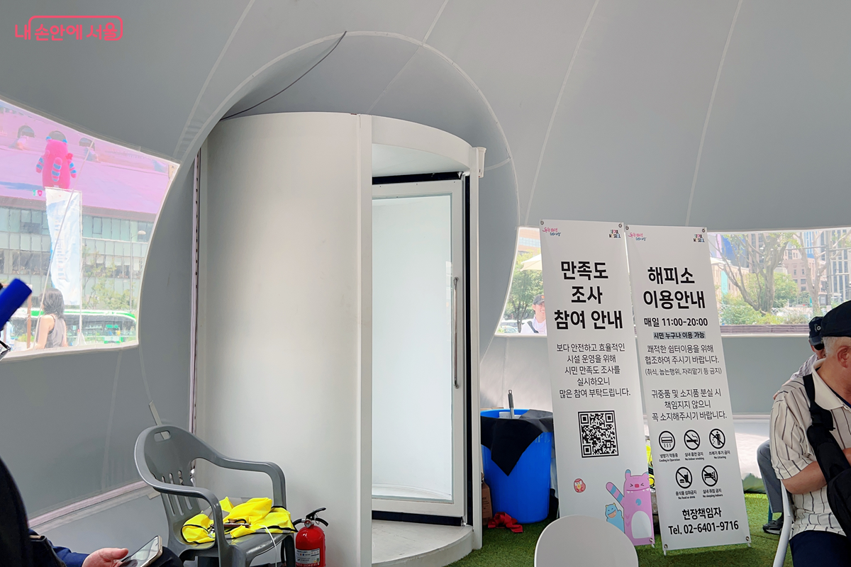 광화문광장에 설치된 서울형 야외 무더위 대피 공간이다. &copy;백진숙