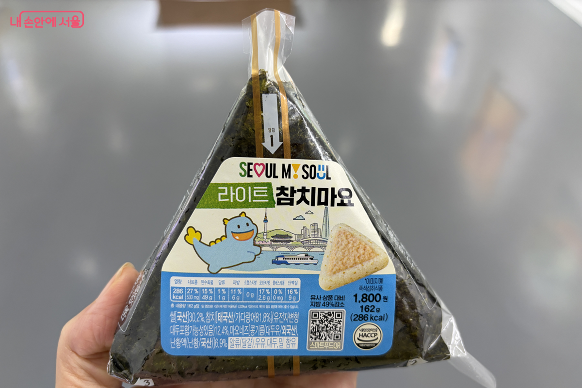 CU 편의점에서 구입한 '라이트 참치마요 빅삼각김밥' ©김경선