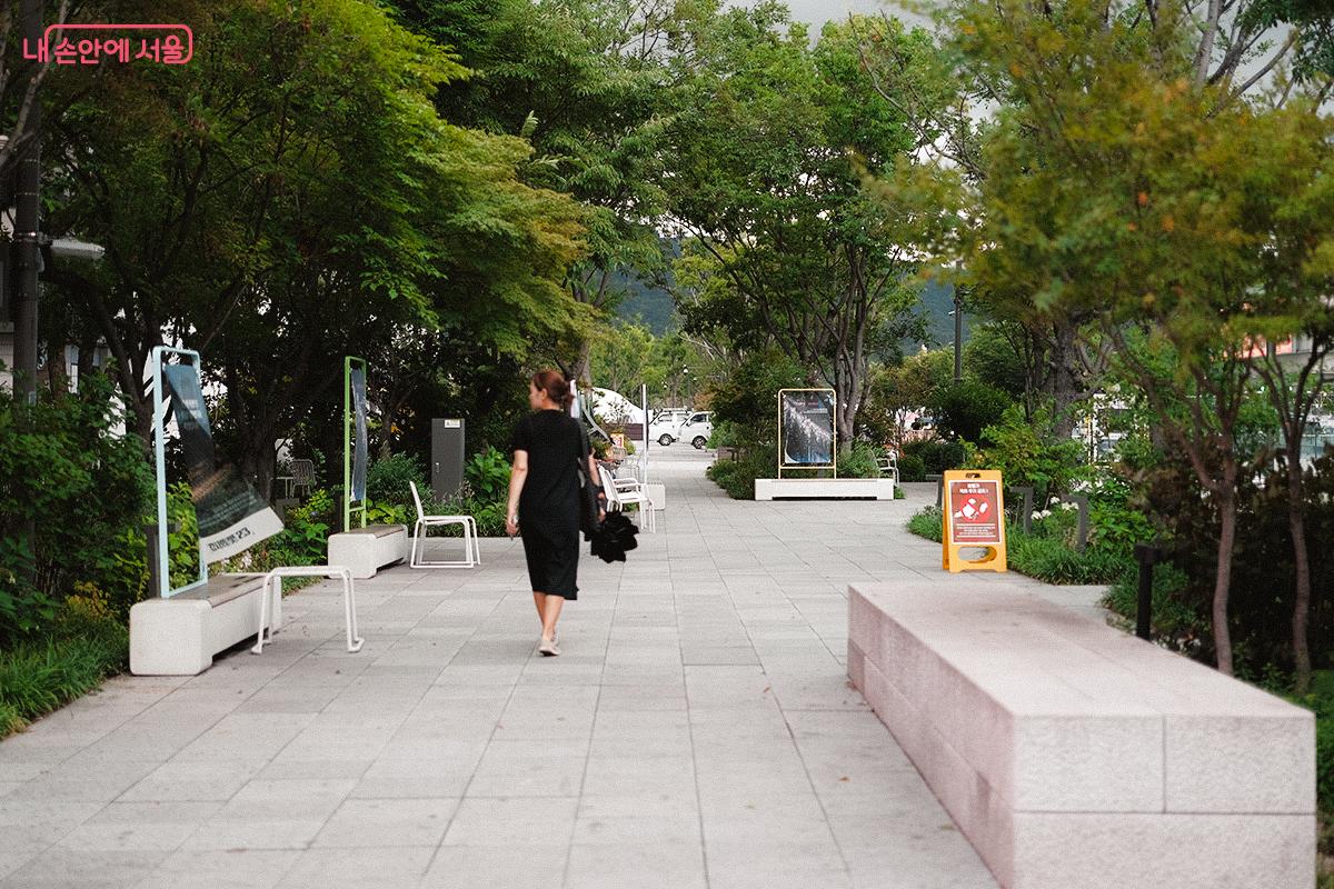 커다란 나무가 그늘을 만들어주고 있는 열린마당에는 다양한 벤치가 놓여 있어 시민들의 편안한 휴식처가 되어준다. ©김아름