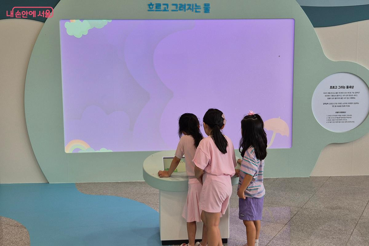영상에서 물이 자연과 도시, 물재생센터를 거쳐 다시 자연으로 돌아가는 물순환 과정을 보여준다.