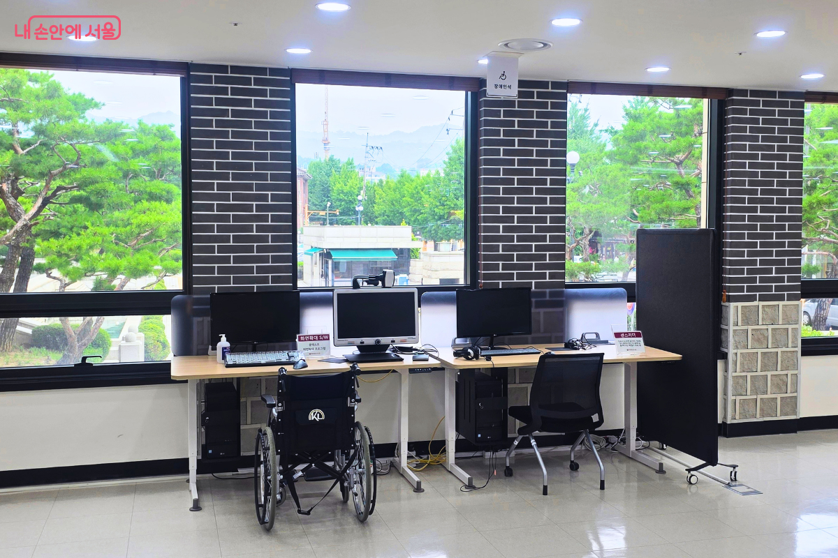 큰 창문 앞에 장애인 전용 컴퓨터 열람석이 마련돼 있다.