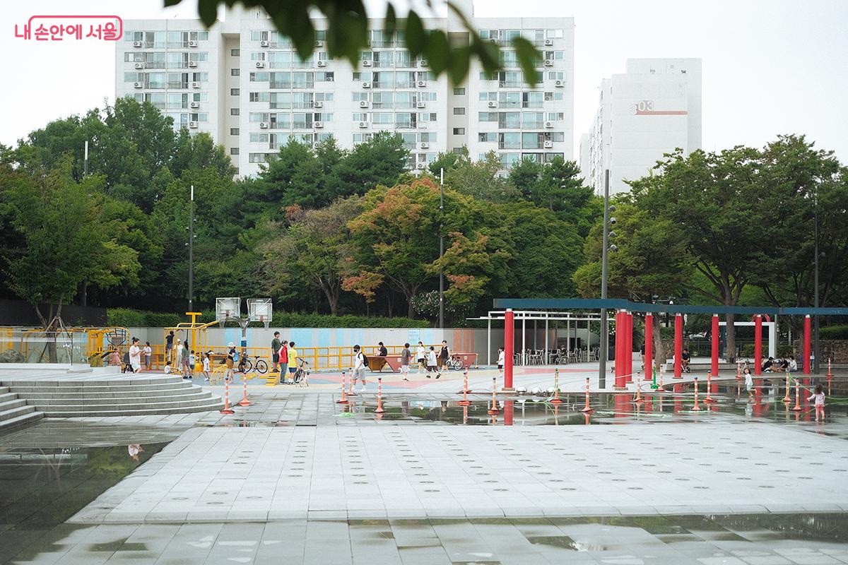 물놀이형 수경 시설인 중앙분수 ©김아름