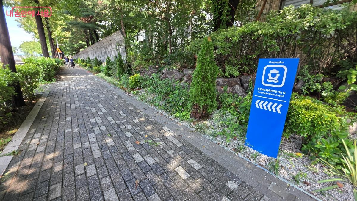 양천향교역에서 마곡선착장으로 가는 보행로 곳곳에 길 안내 입간판이 서 있다. ©최용수