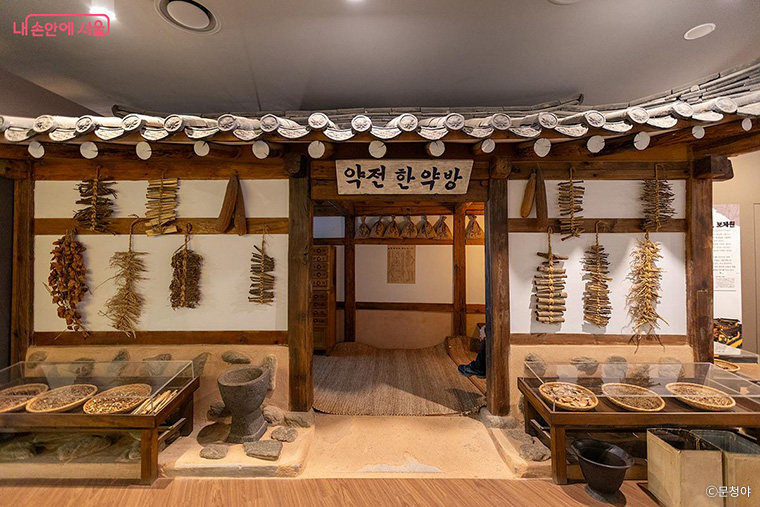 서울한방진흥센터에 재현되어 있는 약전한약방 모습