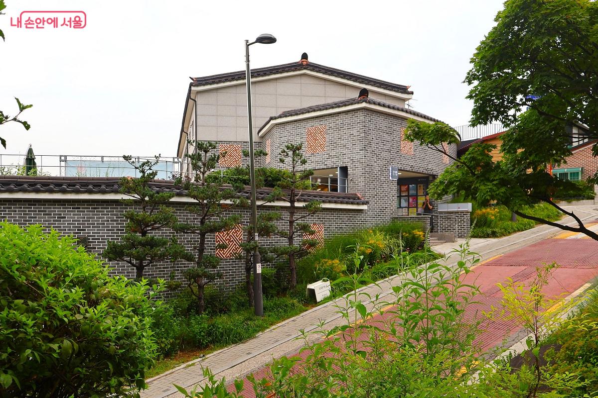  한양도성 남산구간 성곽길 아래 자리한 다산성곽도서관 외관 &copy;김대진