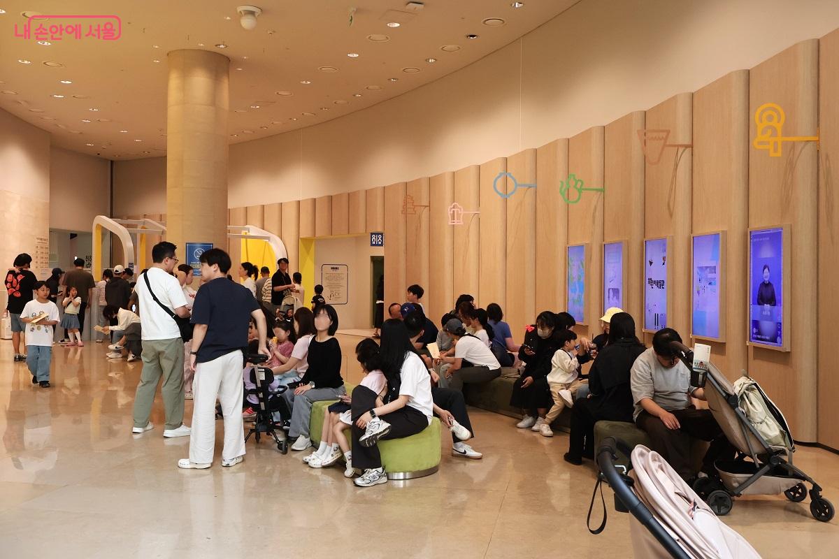 어린이박물관 앞에서 기다리는 많은 관람객 &copy;이봉덕