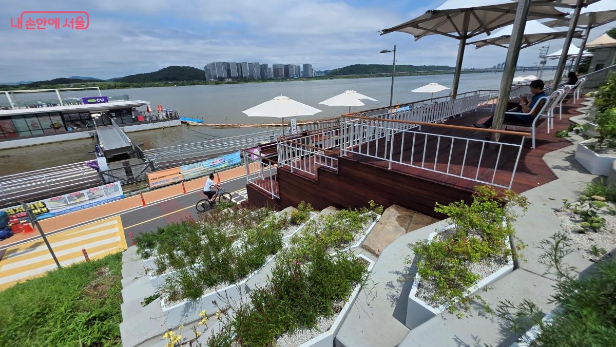 마곡선착장 수변쉼터는 화단과 어울려 작은 공원 같은 편안함을 선물한다. ©최용수