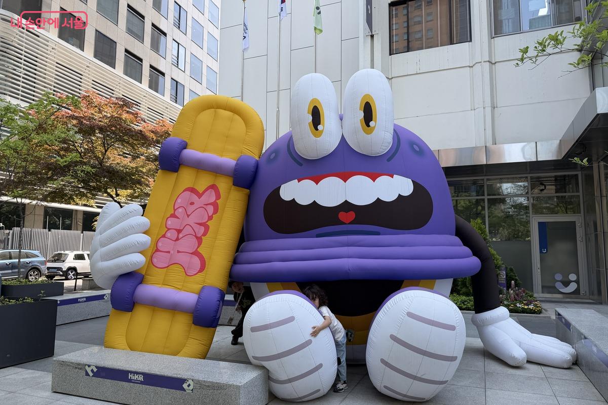 하이커 그라운드 입구를 맞이하고 있는 캐릭터 &copy;이미현