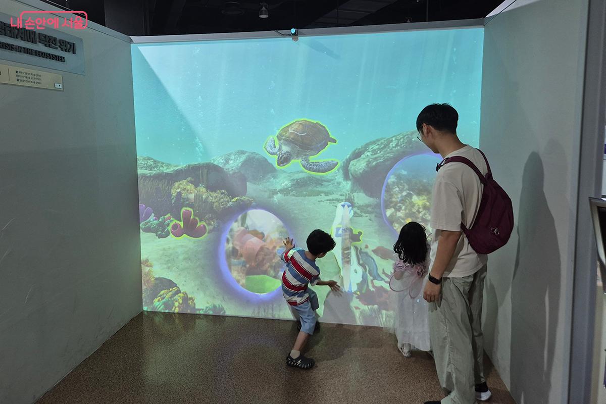 해양 생태계를 3D 영상으로 구현해 마치 바닷속으로 직접 들어간 듯한 경험을 선사한다.