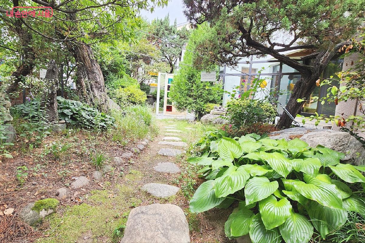1980년대 고풍스러운 저택의 풍경을 품은 정원 ©박은영