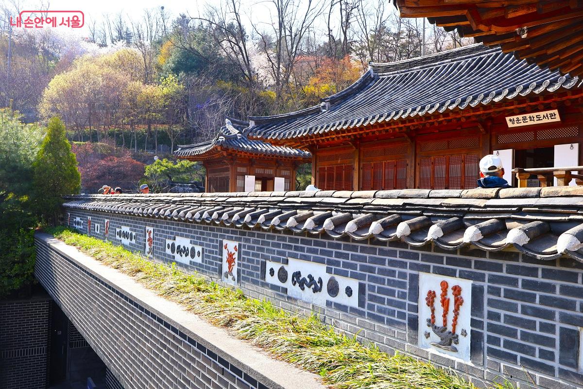 인왕산 자락에 자리한 청운문학도서관 전경 &copy;김대진