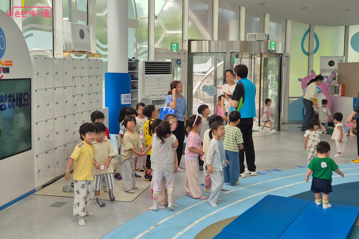 방학을 맞아 부모님들과 함께 &lsquo;아리수나라&rsquo;를 찾은 아이들 &copy;이혜숙