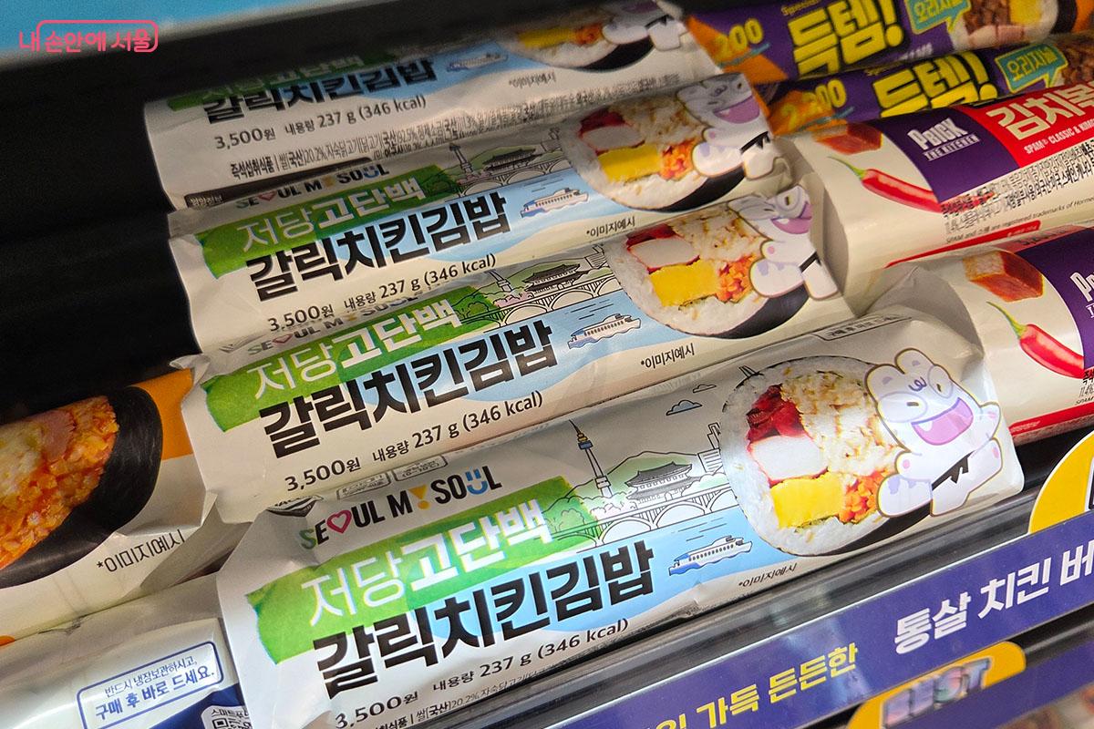 영양 성분을 고려해 출시된 ‘저당고단백 갈릭치킨김밥’ ©이다현