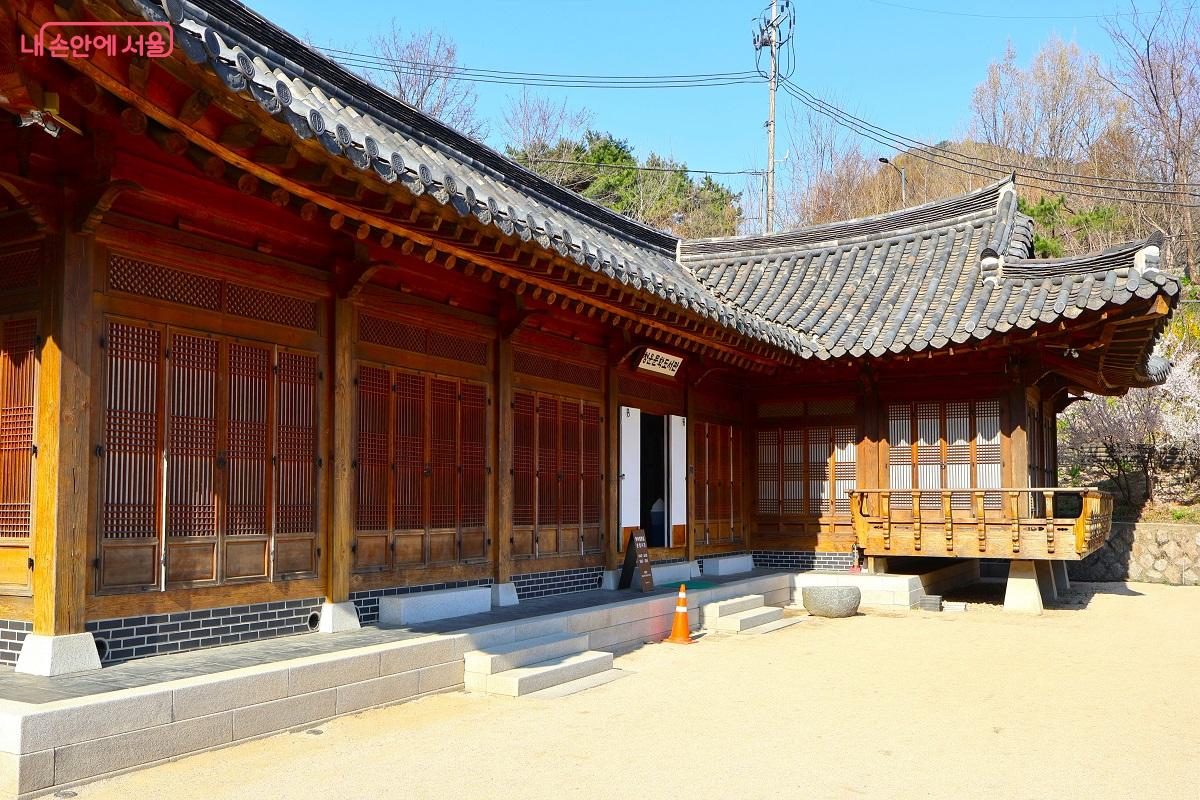 푸른 하늘 아래 펼쳐진 고즈넉한 한옥 도서관 &copy;김대진