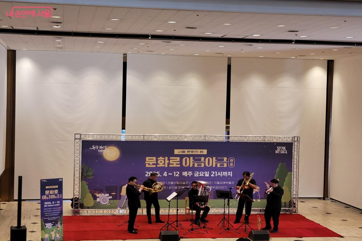 솔루스 오브 서울 브라스가 금관악기의 풍성한 선율로 공연의 문을 열고 있다. ©조연