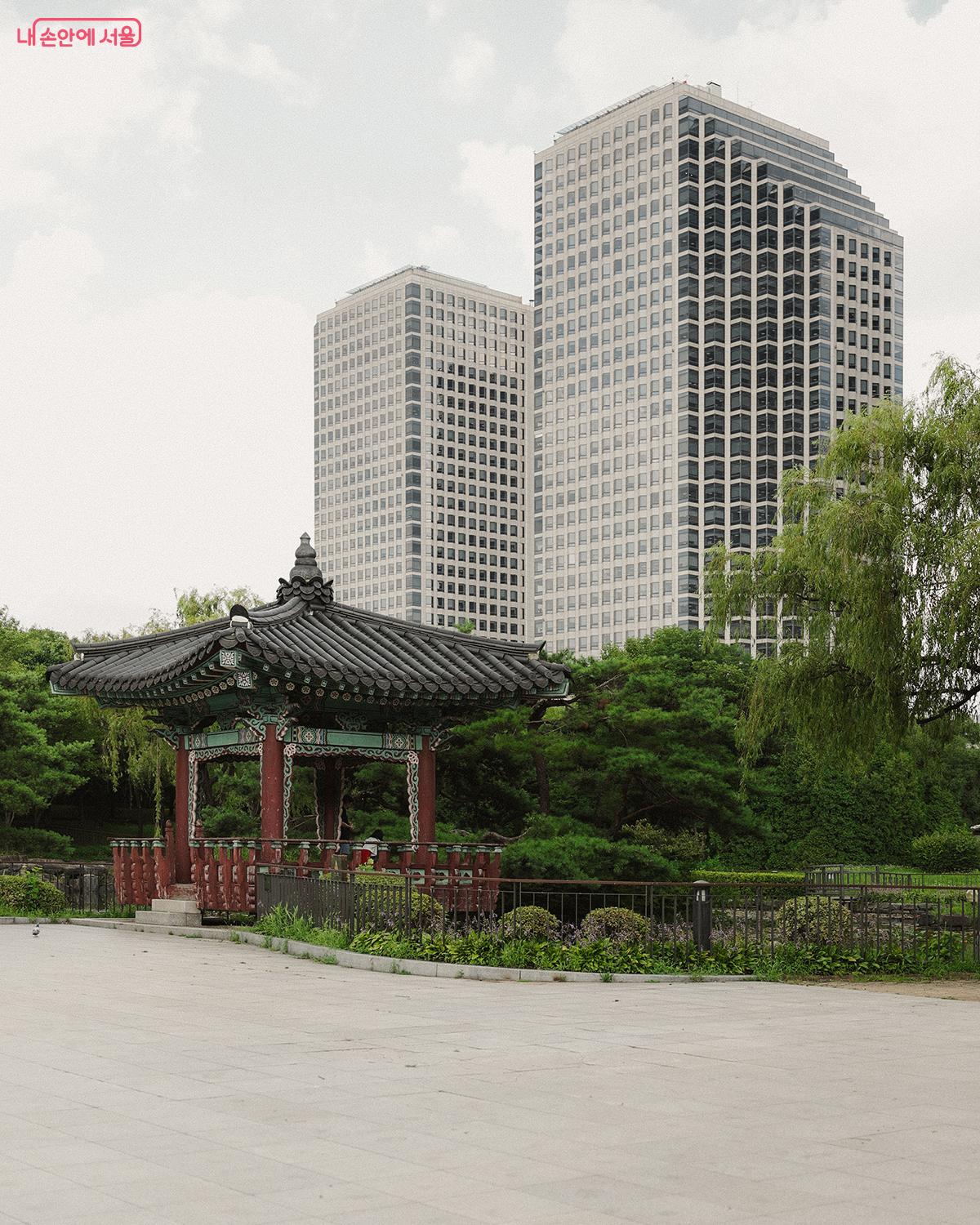 소나무, 연못, 정자 등 한국적인 경관을 재현한 '여의도공원 한국전통의 숲' ©김아름