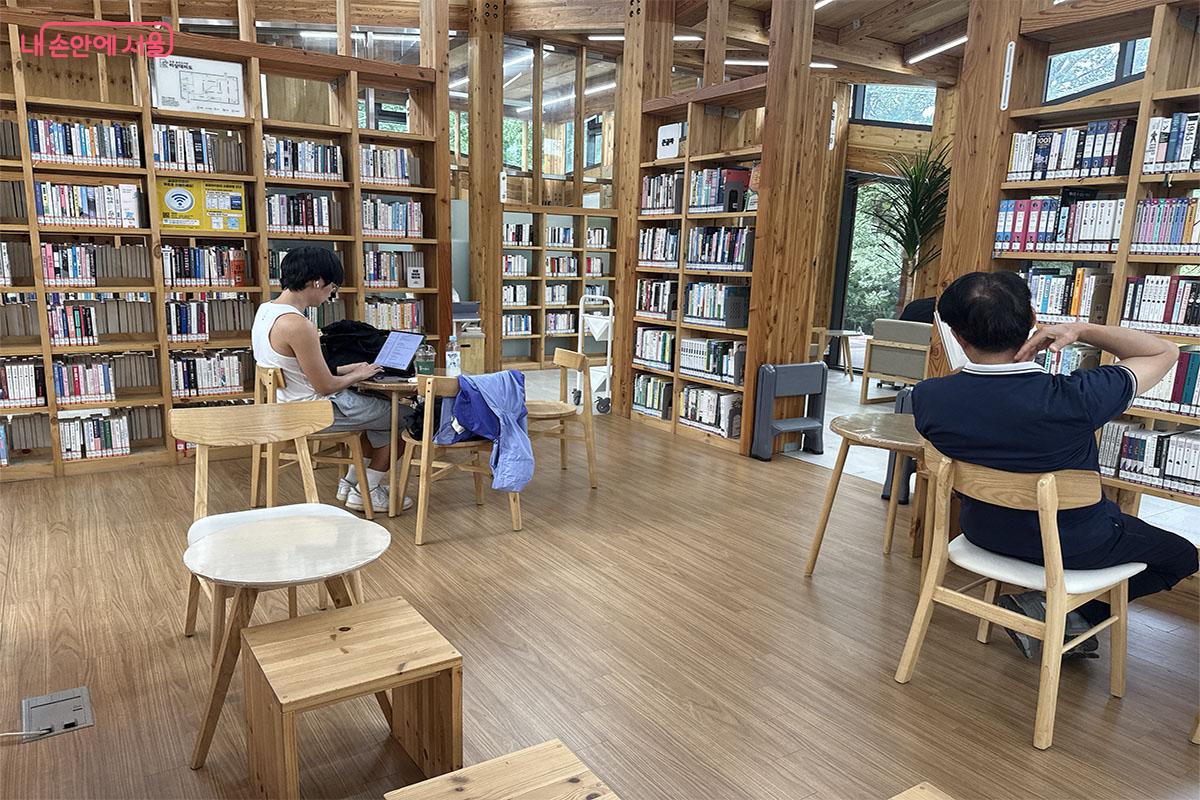 시민들이 장맛비를 피해 시원한 도서관에서 여유와 힐링을 누리고 있다. ©송수아