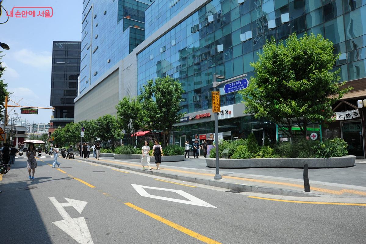 성동구 성수동 연무장길에 조성된 ‘성수 현대테라스타워’ 공개공지 녹지대 ©조수봉