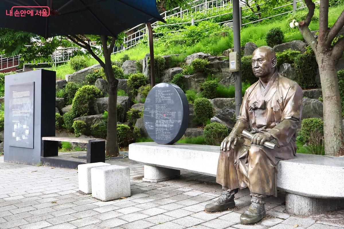 심우장 입구 공원 벤치에 앉은 만해 한용운 동상 &copy;김대진