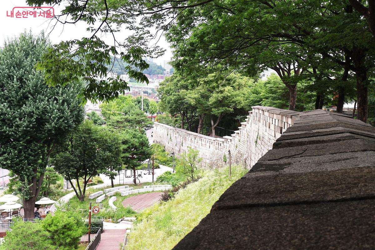 성곽길 따라 구비구비 성북동이 펼쳐진다. &copy;김대진