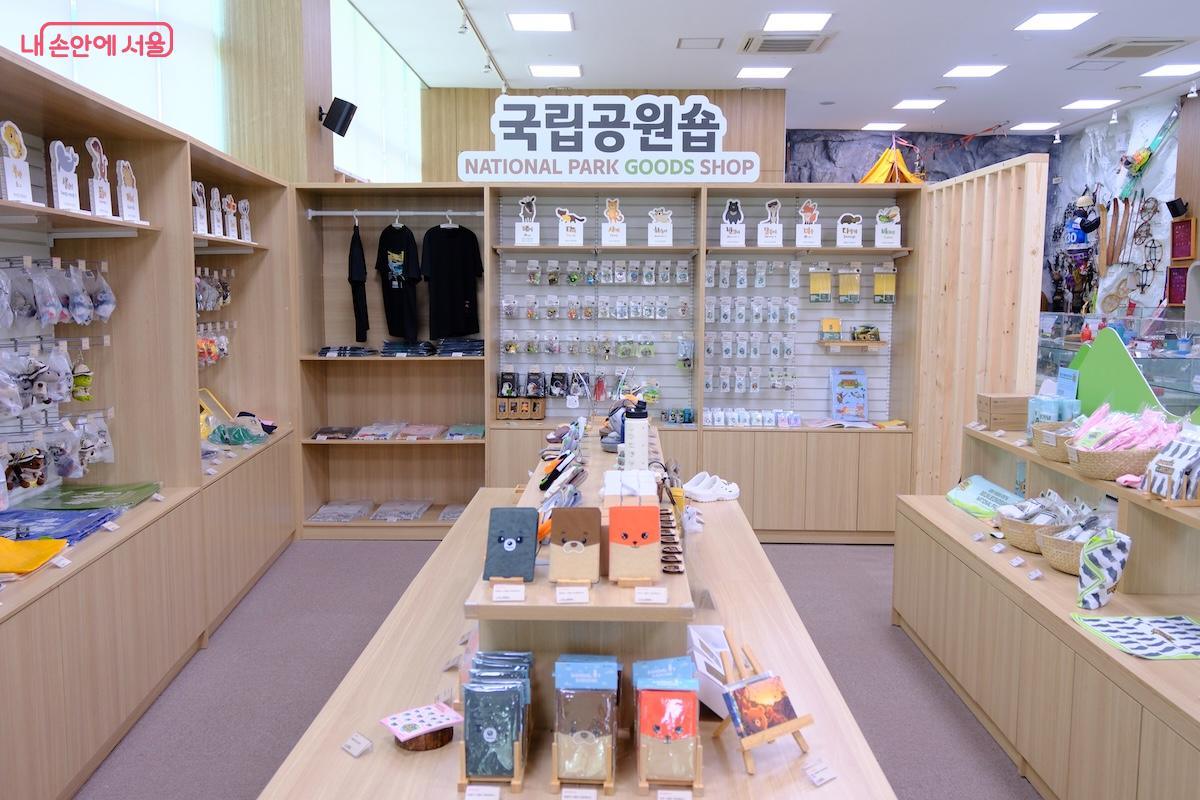 굿즈숍이 함께 운영 되고 있어 재밌는 구경과 쇼핑을 즐길 수 있다.