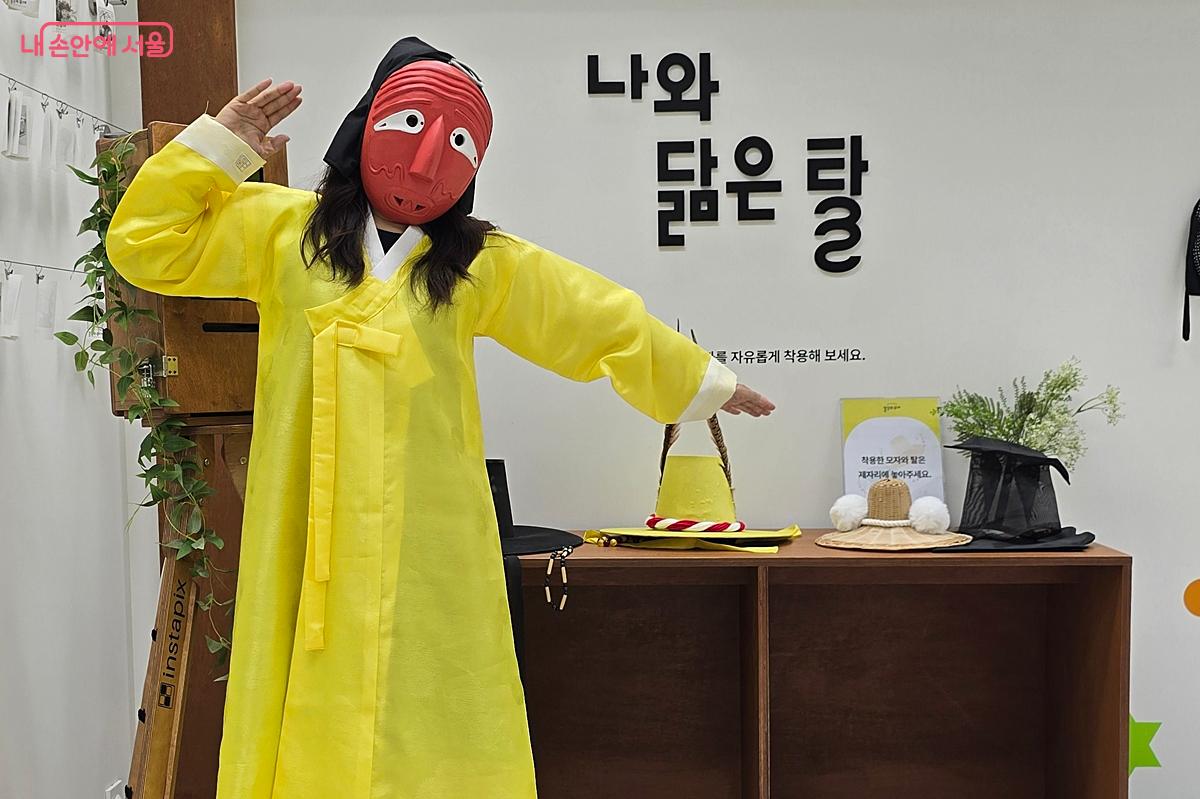 전시에서 일상의 무대를 즐기는 모습 &copy;조성희