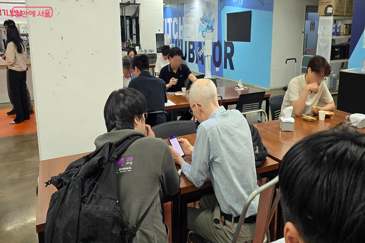 외식 창업가들이 선보인 제품을 많은 사람들이 시식해 보고 있다. ©김윤경