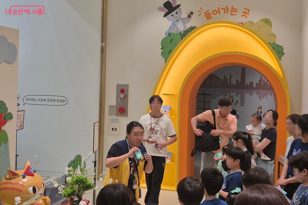 ‘출발! 한양탐험대’ 체험을 시작하기 전, 주의 사항을 안내받는다. ©백승훈
