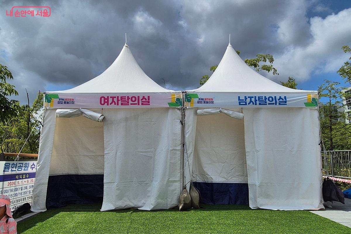 수영장 내에 설치된 남녀 탈의실