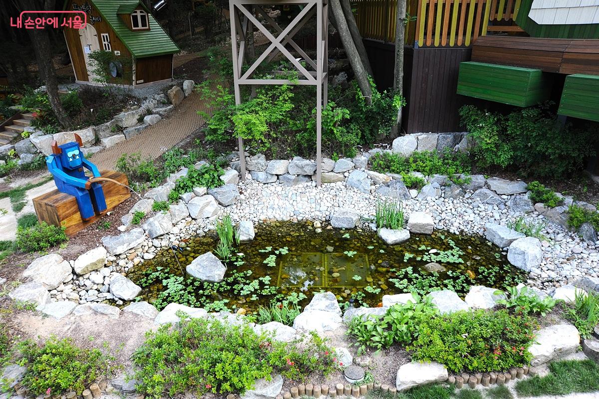 생태연못과 도깨비 ‘퐁당이’ ©조수봉