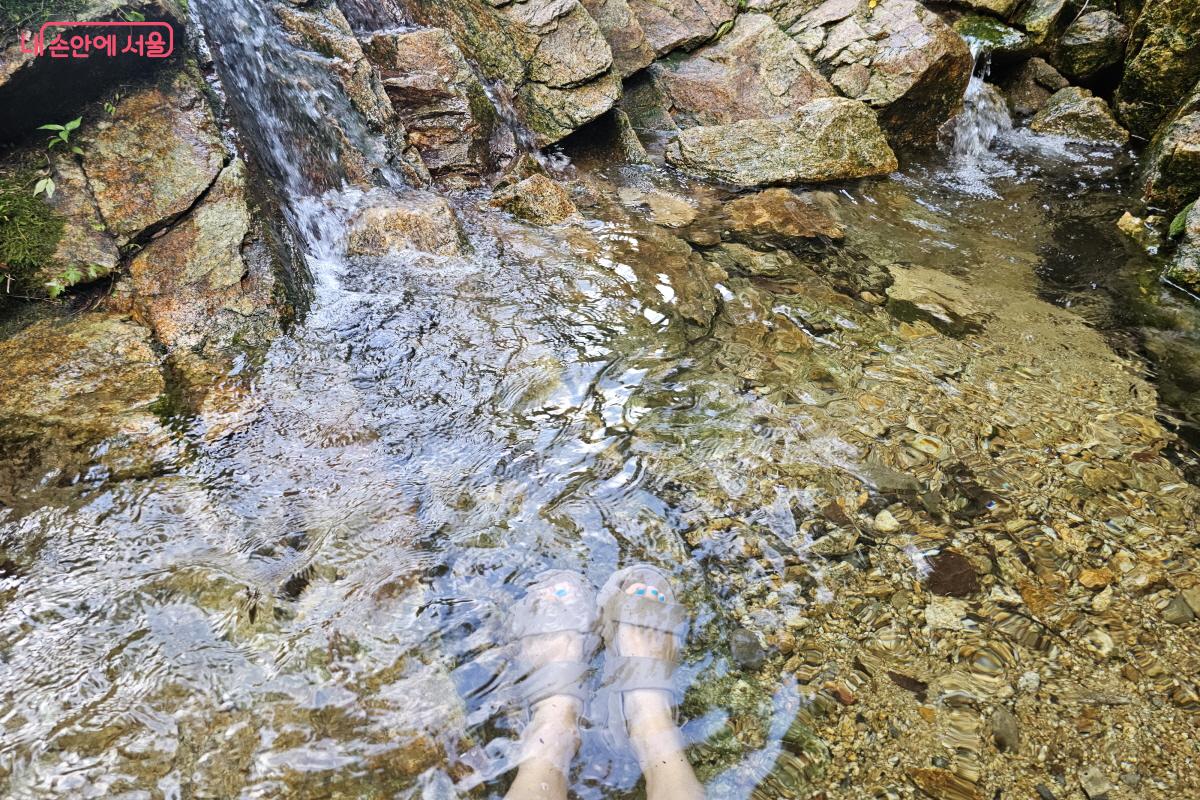  계곡물에 발을 담그며 여름 피서를 즐겨보았다. &copy;염지연