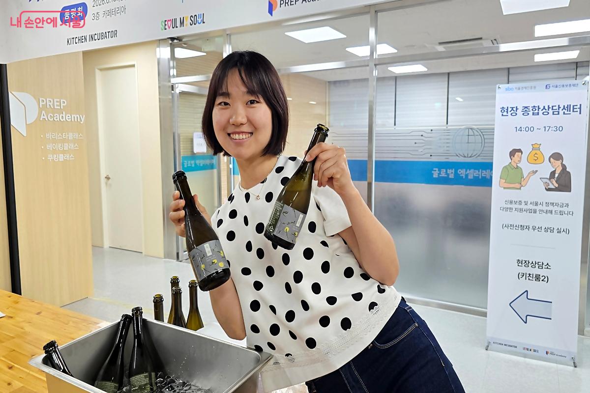 김금혜 대표가 음료 POMAL을 들어보이고 있다. ©김윤경