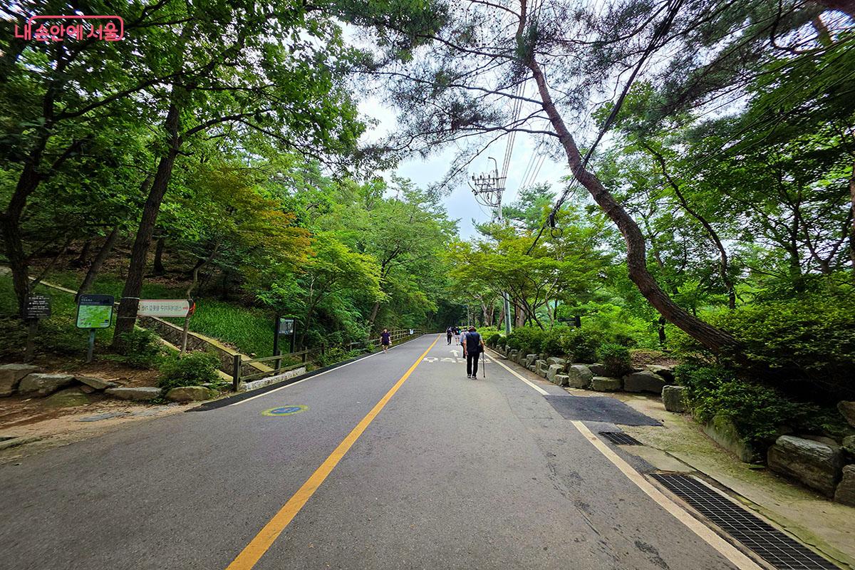 관악산에서는 매력적인 암릉과 둘레길을 따라 서울의 색다른 자연 풍경을 느낄 수 있다. ©이정민