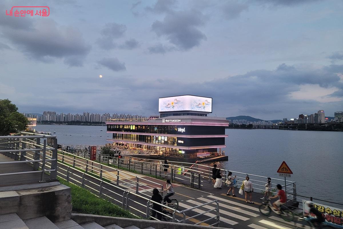 해 질 무렵 뚝섬한강공원 수변 산책로와 수상상가 주변 모습 ©조연