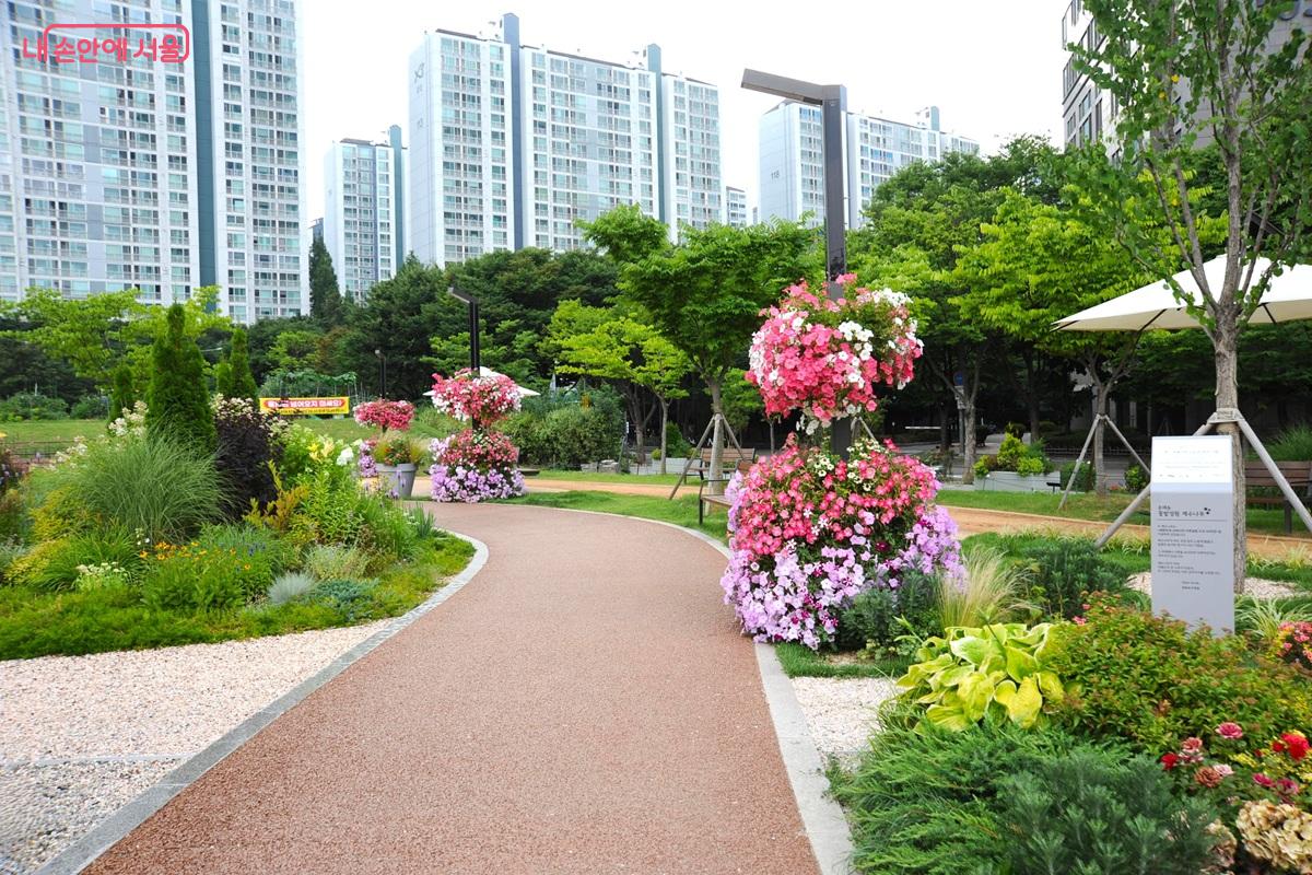 문래동 꽃밭정원은 세대통합형 공간이며 주민 참여 프로그램 수행 공간이다. ©조수봉