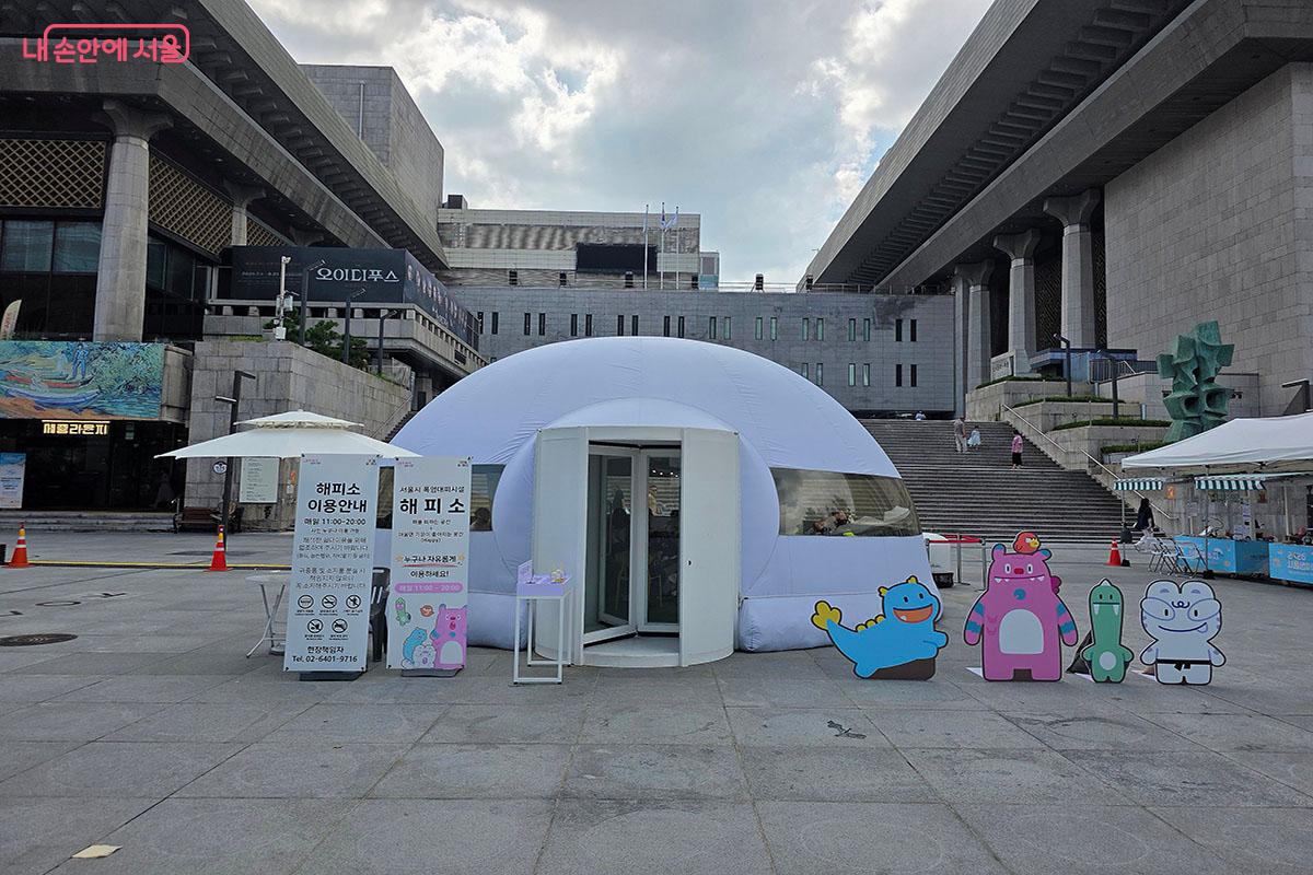 광화문광장에 조성된 스마트 무더위쉼터 '해피소'는 누구나 이용 가능하다. &copy;양순남