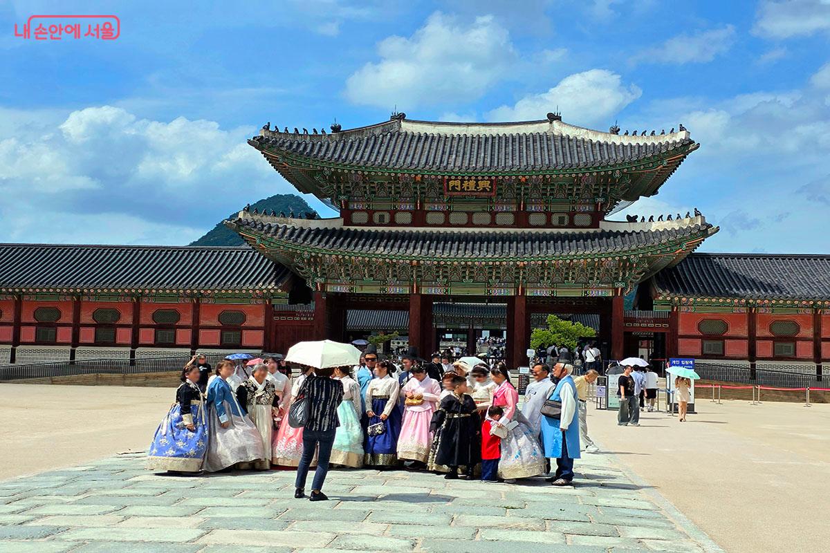 경복궁 흥례문(興禮門)을 배경으로 다양한 한복을 차려입은 외국인 관광객들 ©이정민