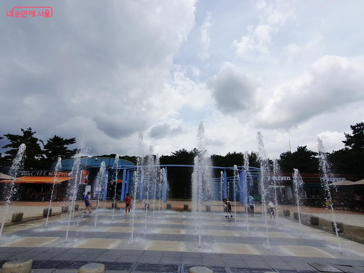 상암 월드컵공원 별자리광장 바닥분수 &copy;엄윤주