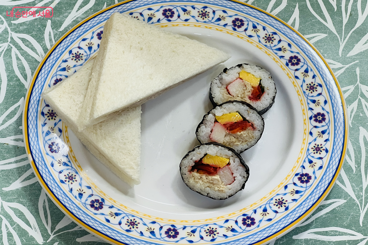 오리엔탈치킨샌드위치와 서울마이소울 갈릭치킨김밥으로 차린 한 끼 ©김경선