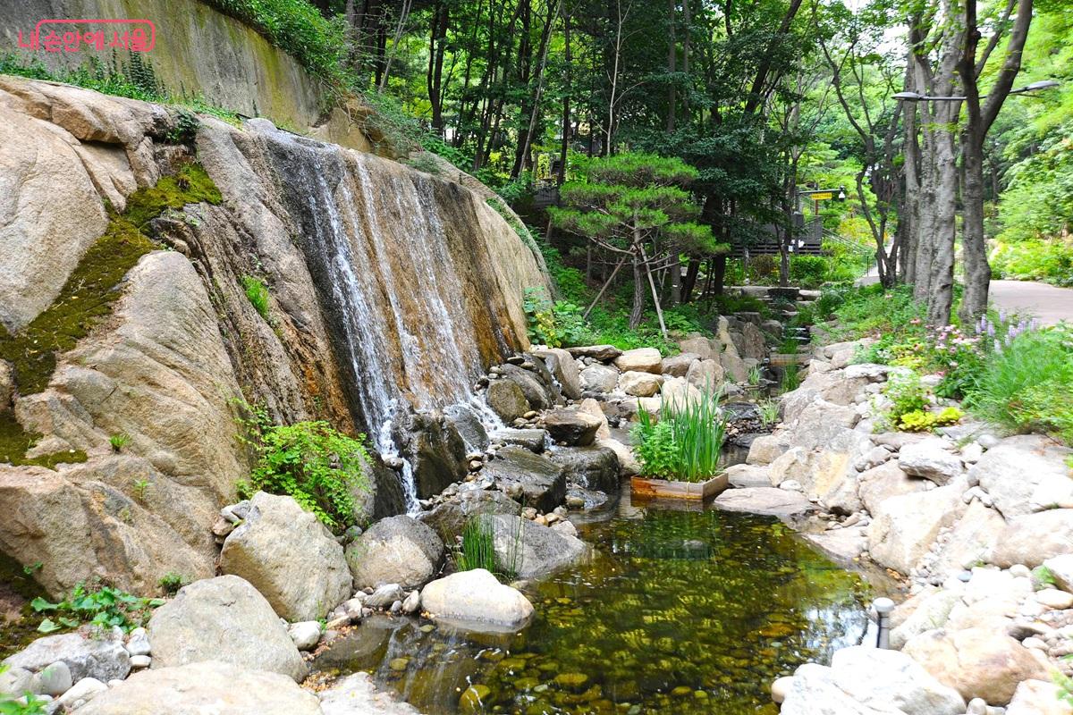 오동근린공원 물빛정원의 벽천폭포 ©조수봉