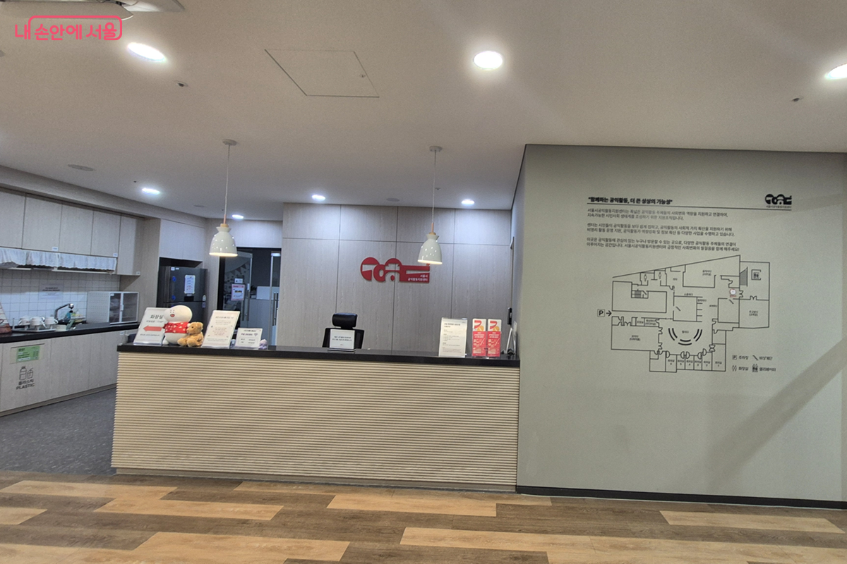 안내데스크 옆에 층별 안내도가 설치되어 있다. &copy;조영숙