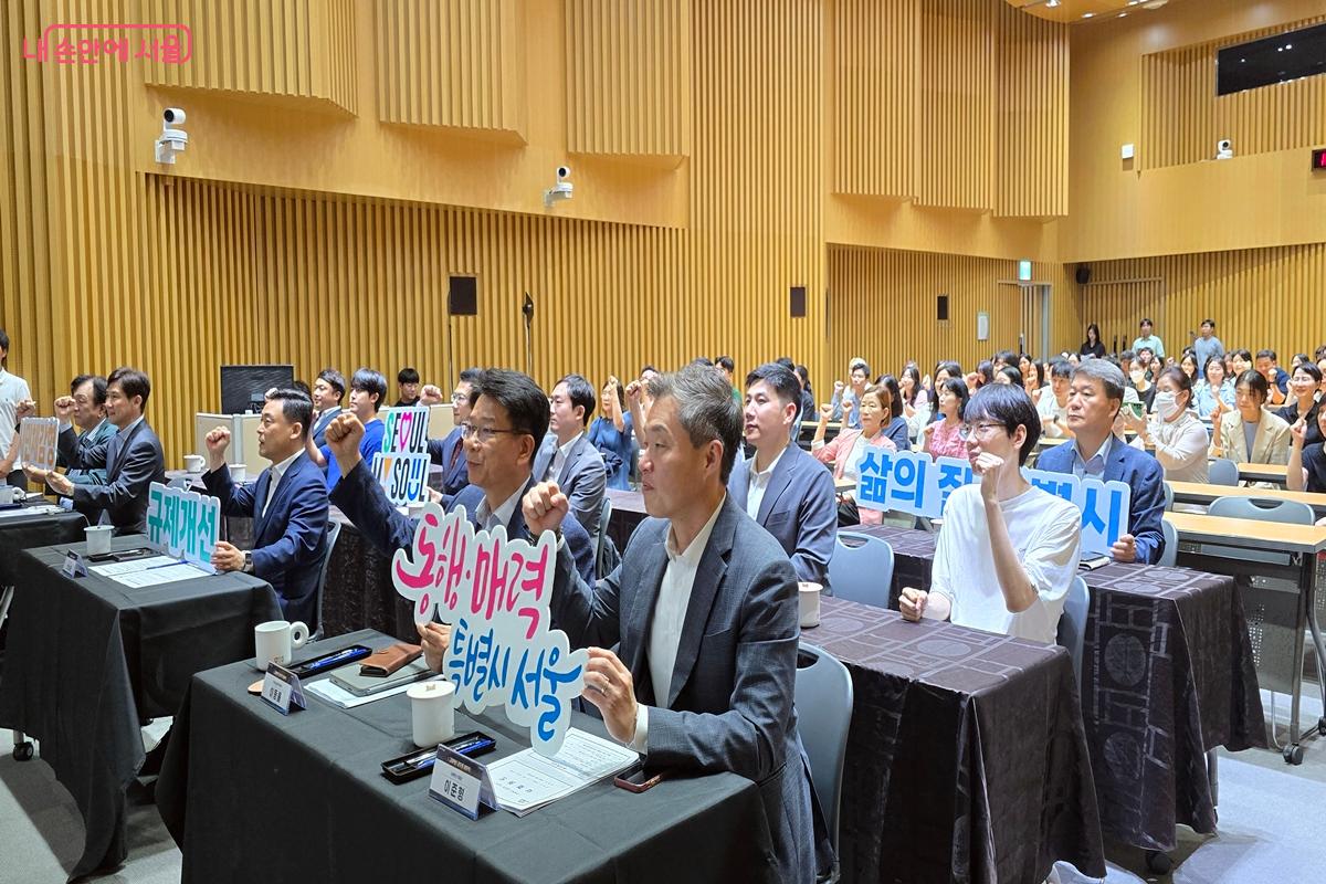 참석자들이 문구를 들고 기념 사진을 찍고 있다. &copy;김윤경