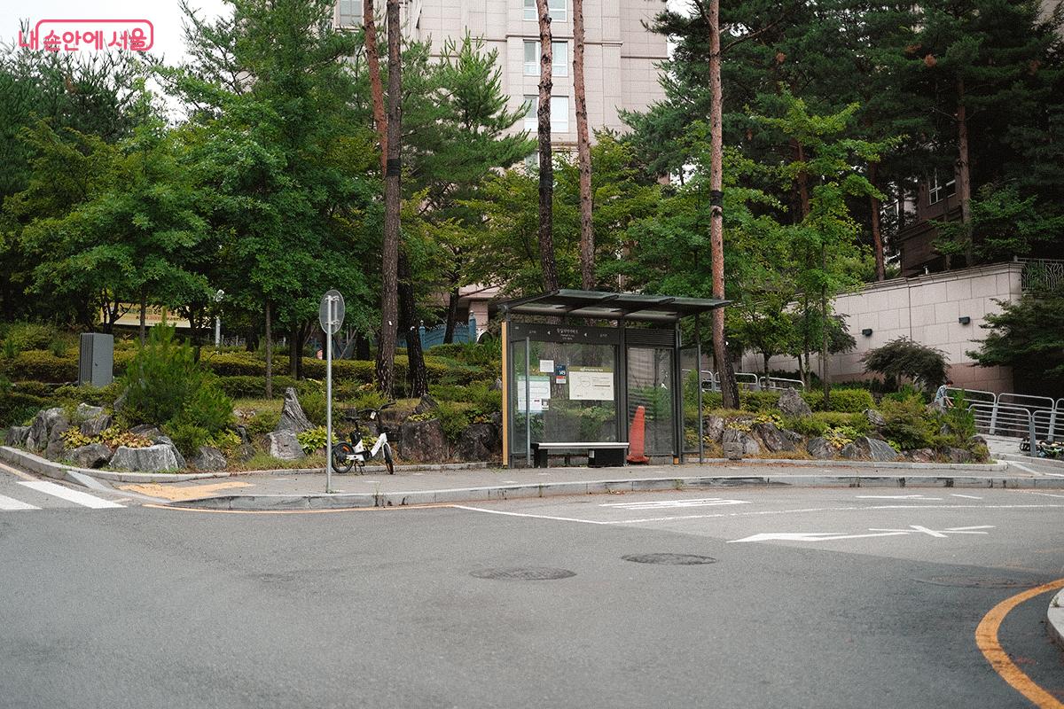 내방역 1번 출구 앞의 버스정류장에서 마을버스 ‘서초07번’을 타고 황실자이아파트 정류소에서 하차하면 된다. (도보로는 약 10분 정도 소요) ©김아름