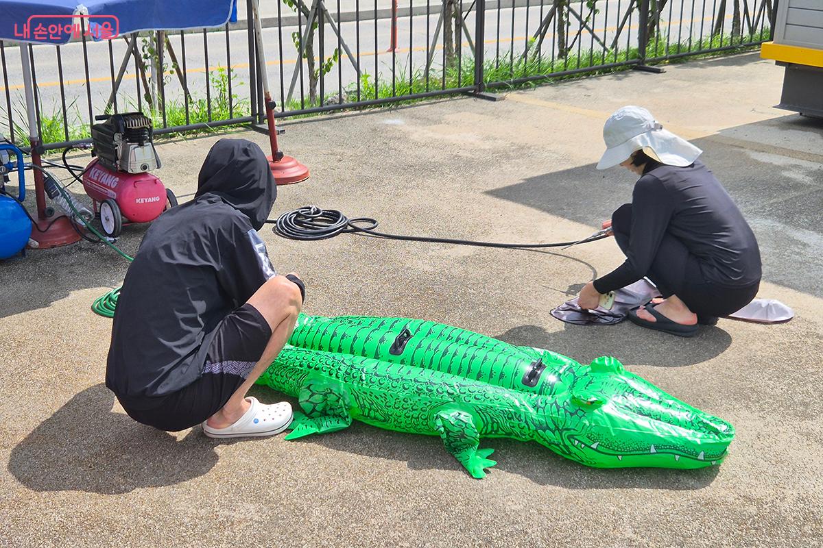 수영장 한쪽에는 고무 튜브에 자동으로 공기를 주입하는 자동 펌프가 비치되어 있다. ©이혜숙