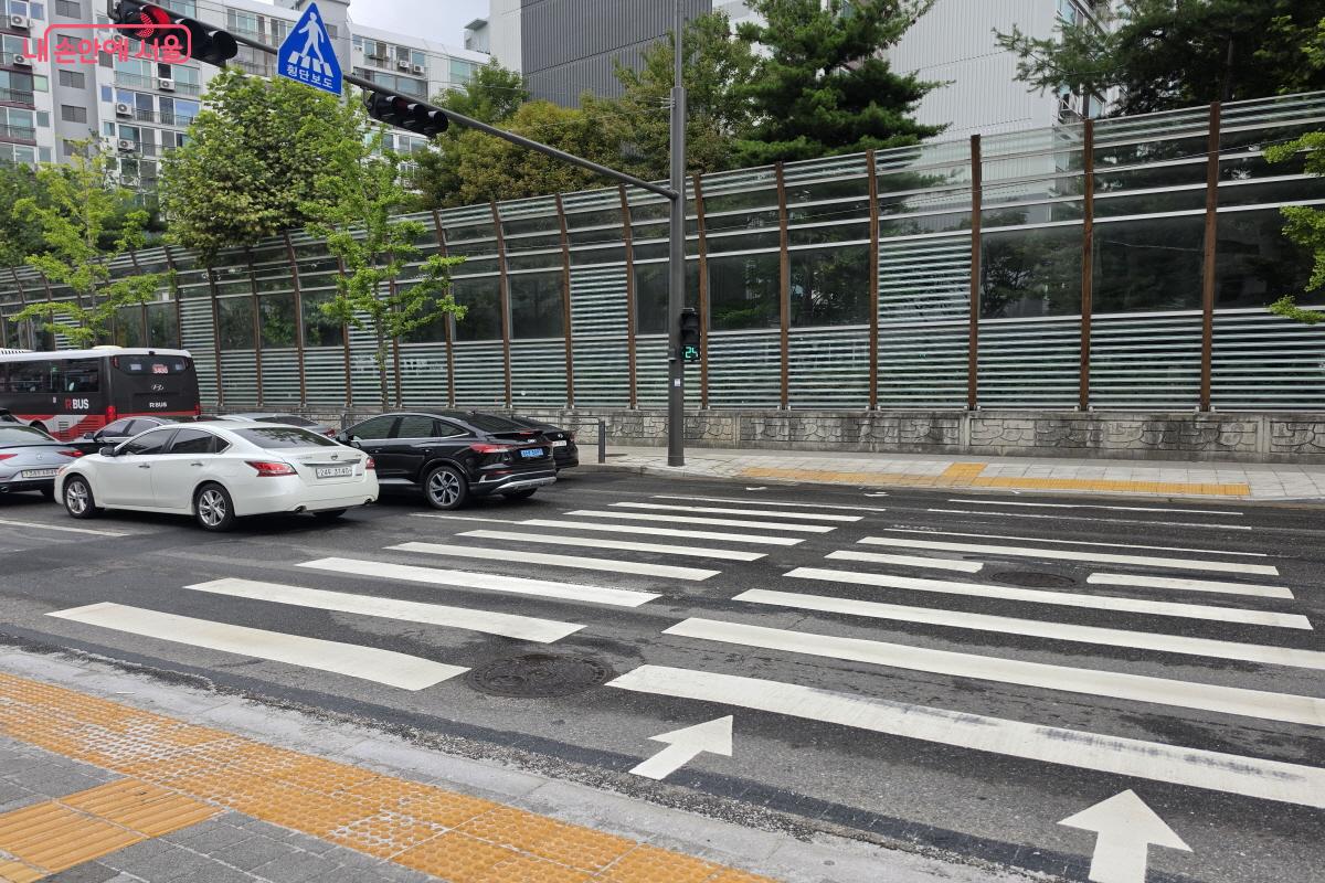 사당역 3번 출구 앞 중앙정류소 가운데에 새롭게 설치된 횡단보도 ©조송연