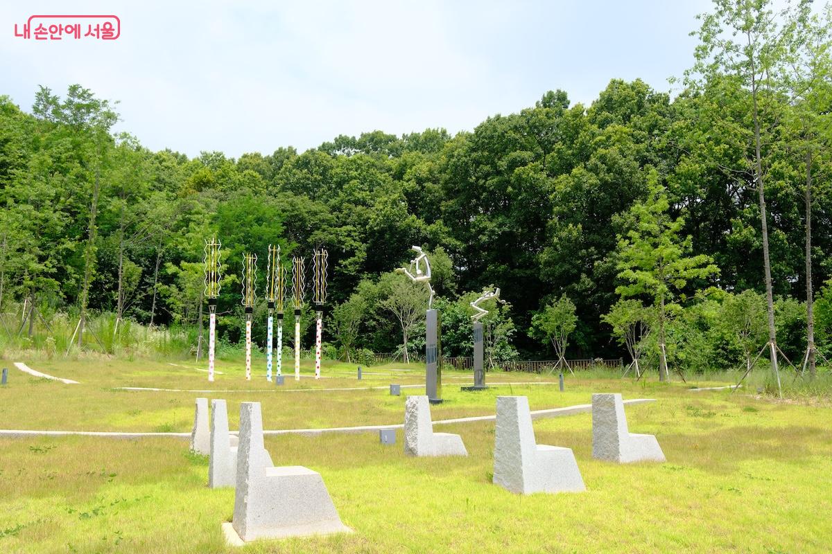 여름철 날씨에 가벼운 양산 하나를 준비해서 야외 전시장을 관람하면 좋겠다.