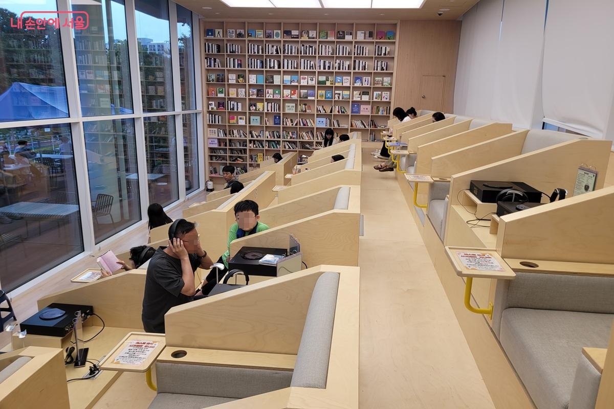 노원우이마루 내부에는 독서와 휴식을 함께 즐길 수 있는 북카페 공간이 마련돼 있다. ©조연