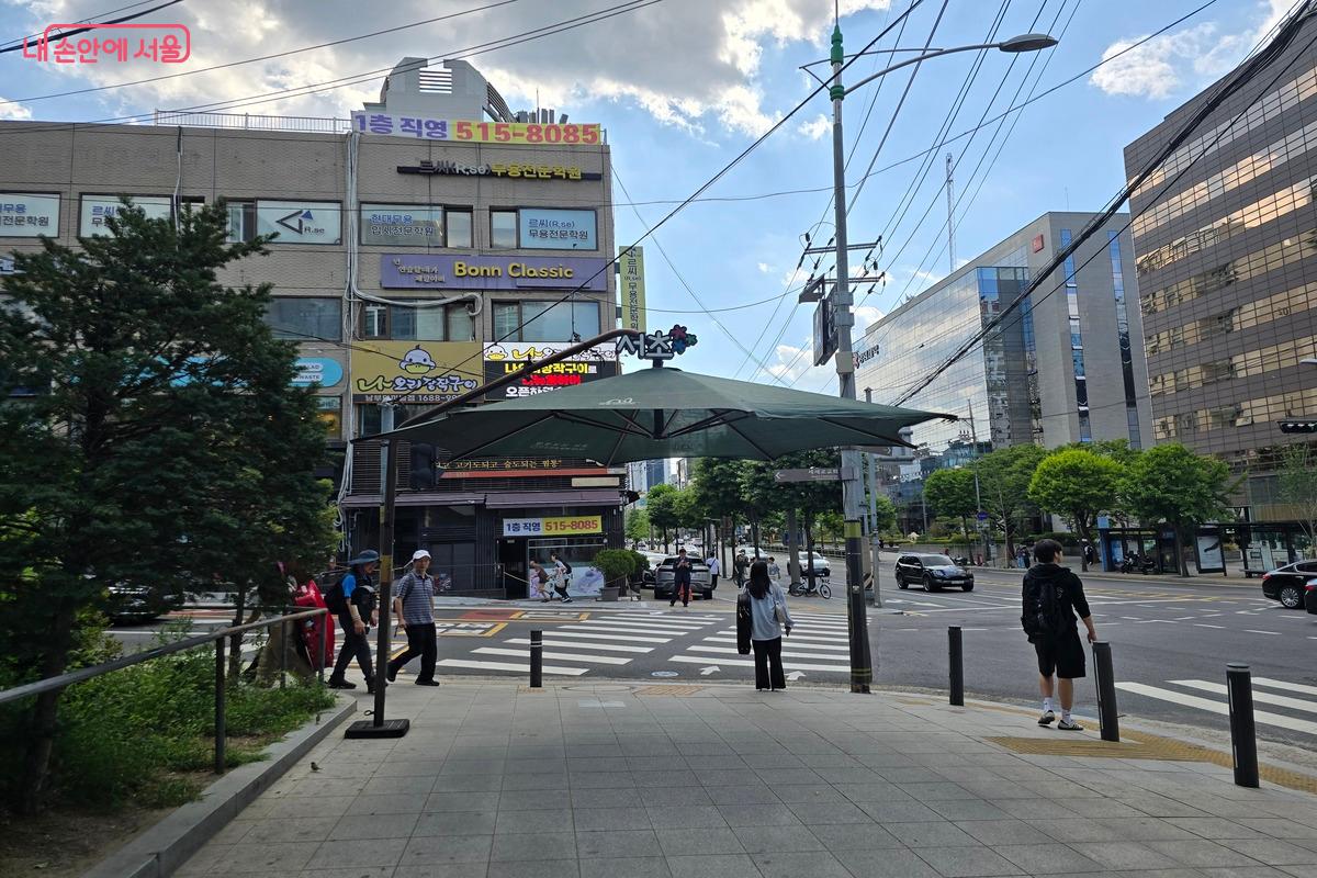 횡단보도 앞에 설치된 대형 파라솔 형태의 시설인 그늘막도 더위를 피하기 좋다.