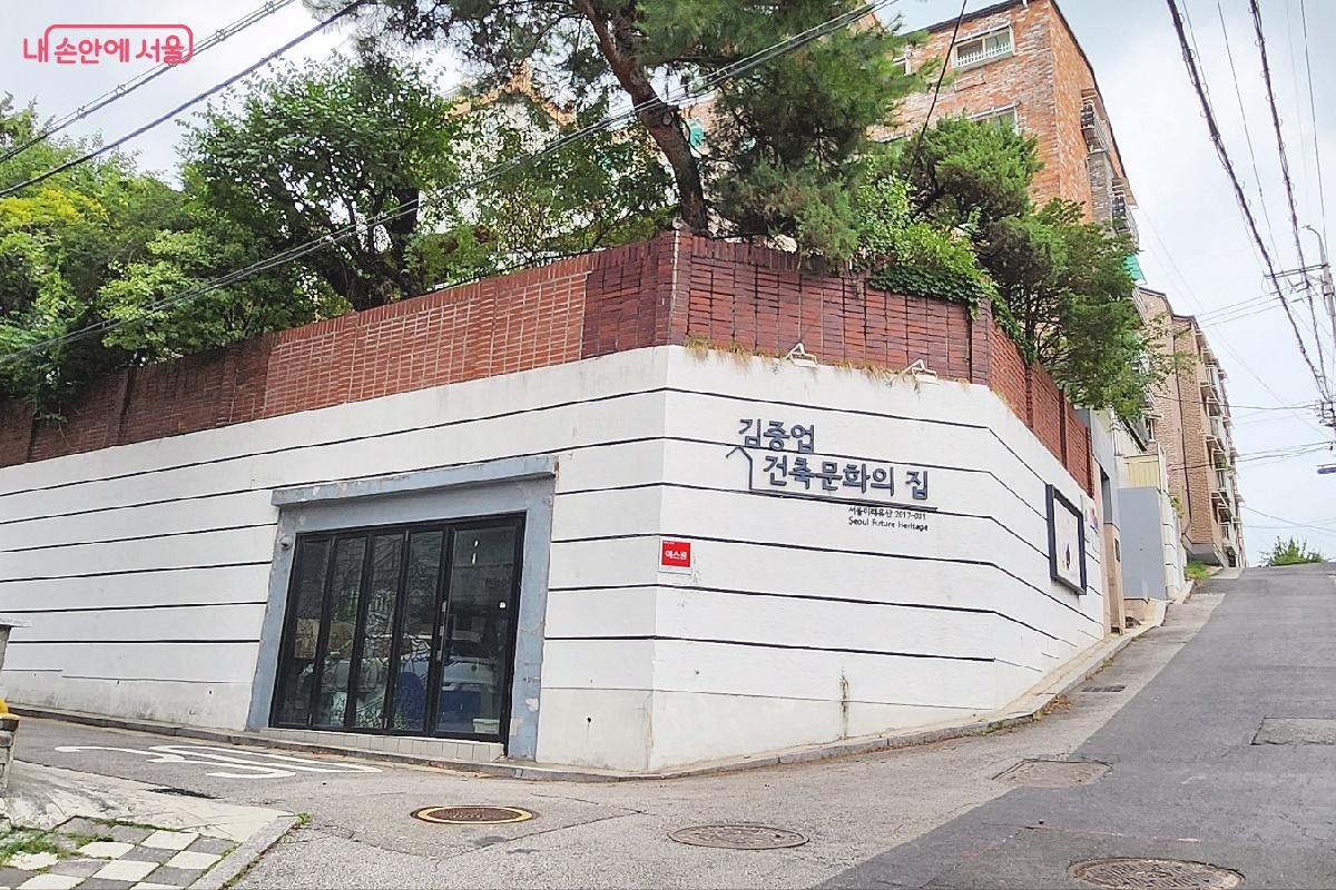 장위동 골목 사잇길에 위치한 건축가 김중업의 집 ©박은영
